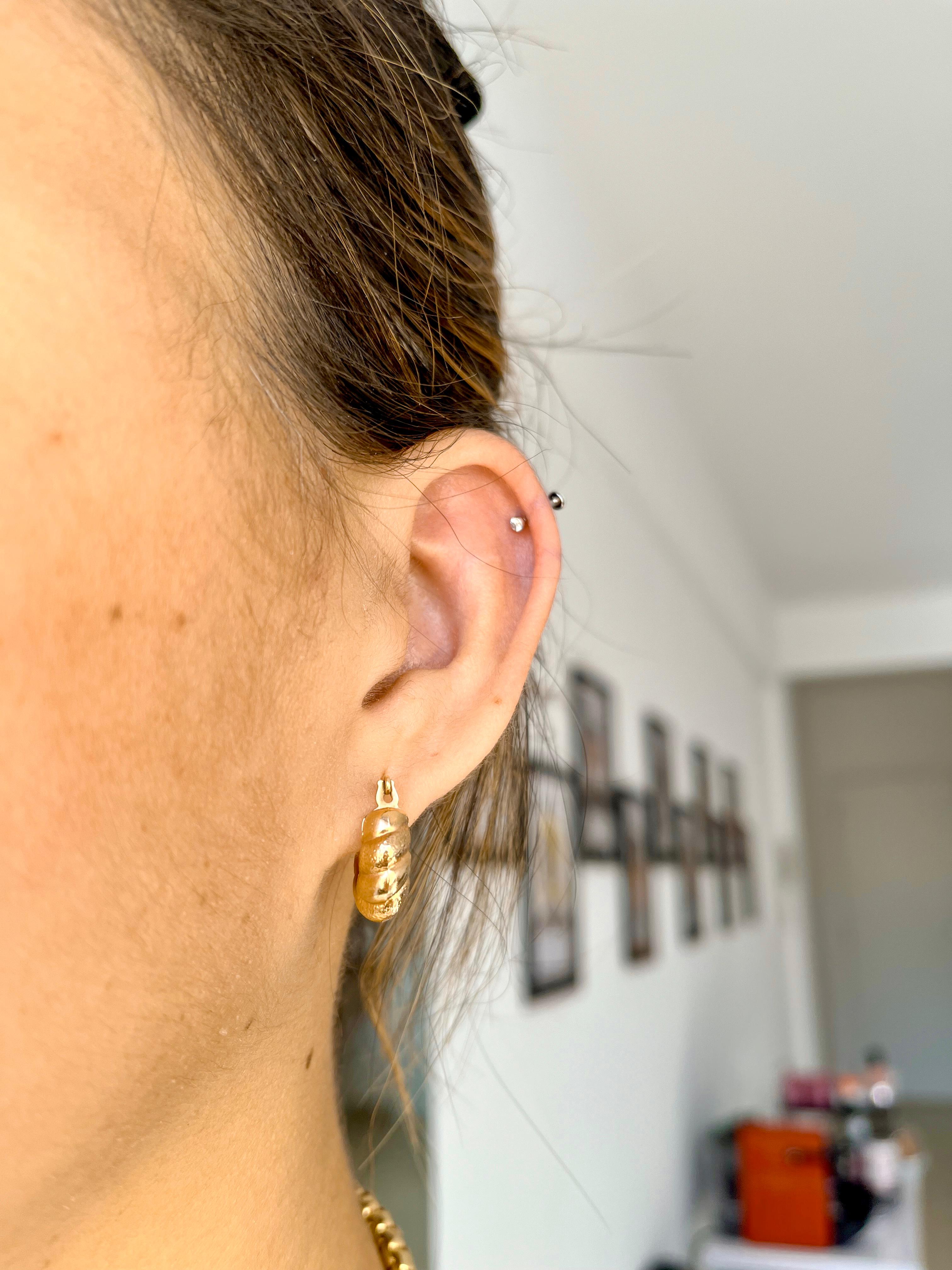 Piercing helix na orelha