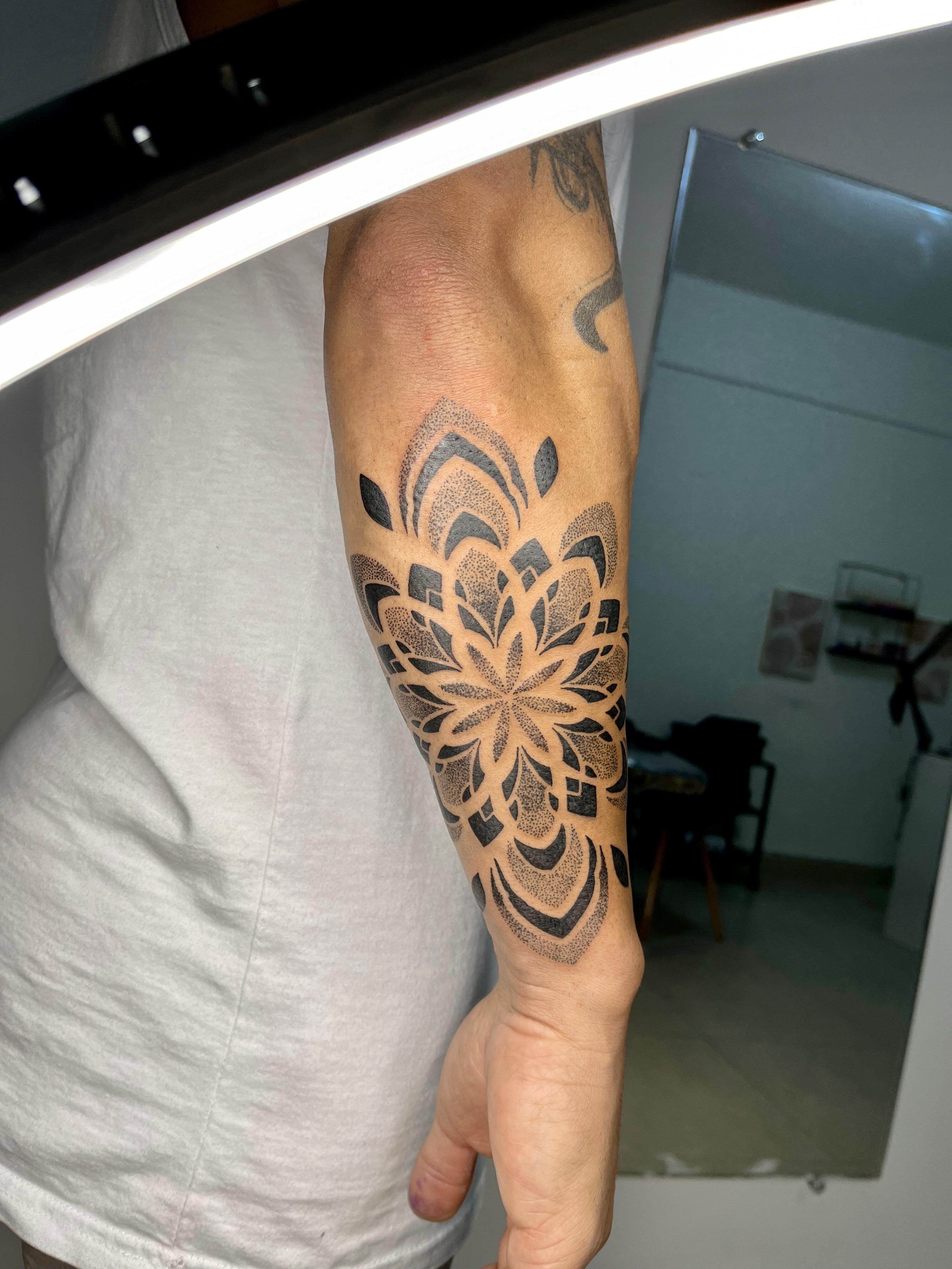 Tatuagem no antebraço em ornamental
