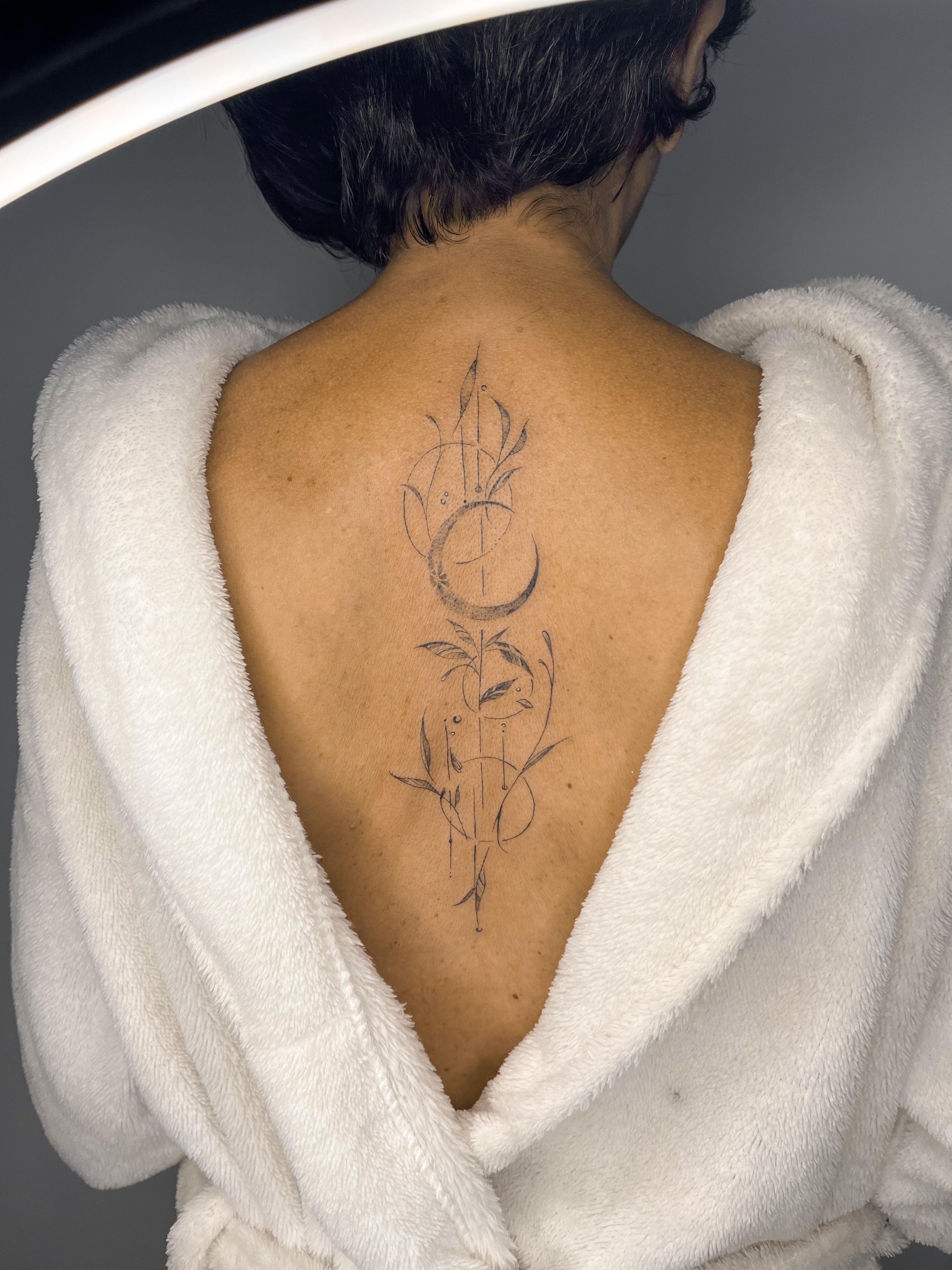 Tatuagem em fine line nas costas