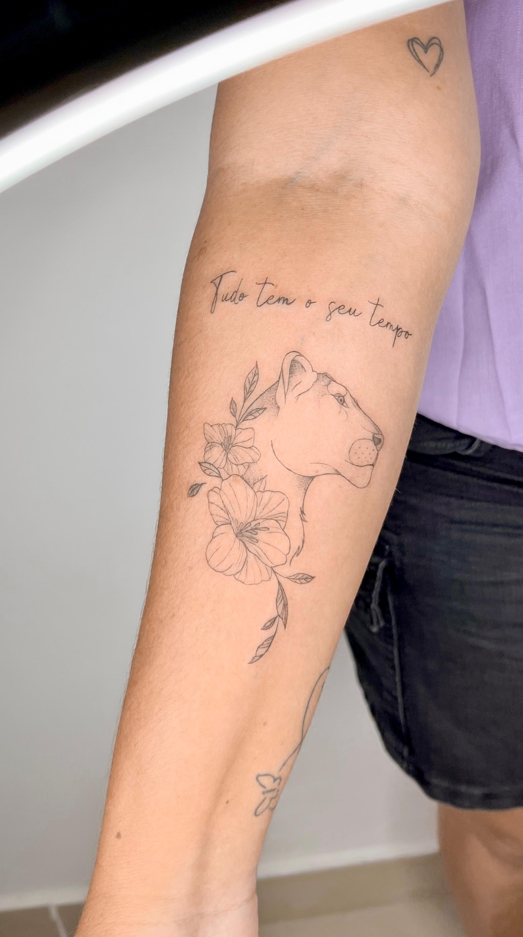 Tatuagem de leoa em fine line