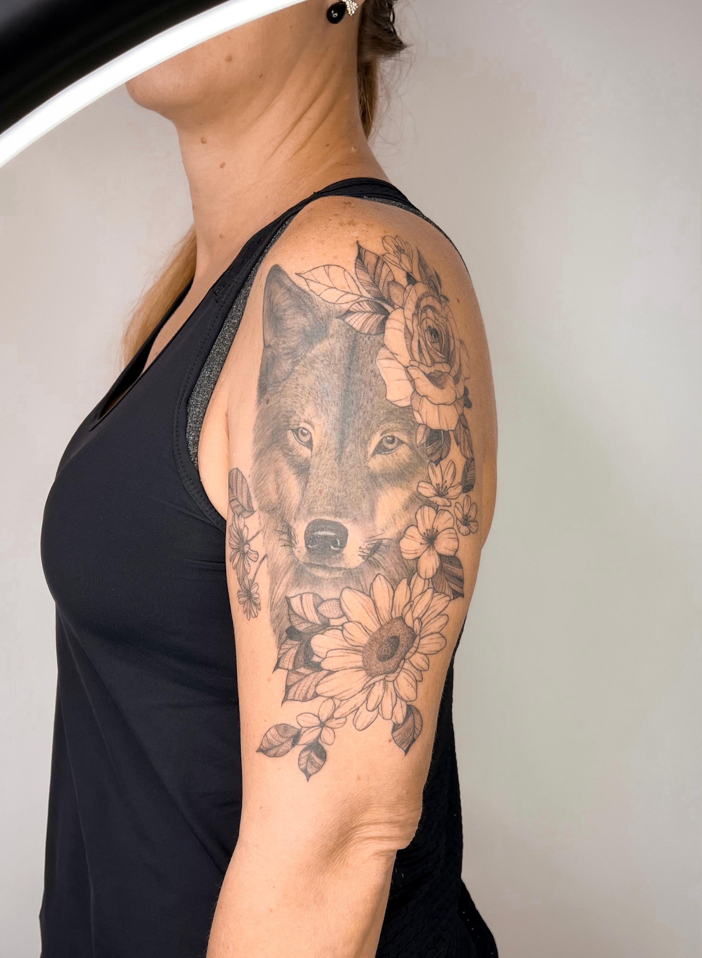 Tatuagem de lobo em realismo