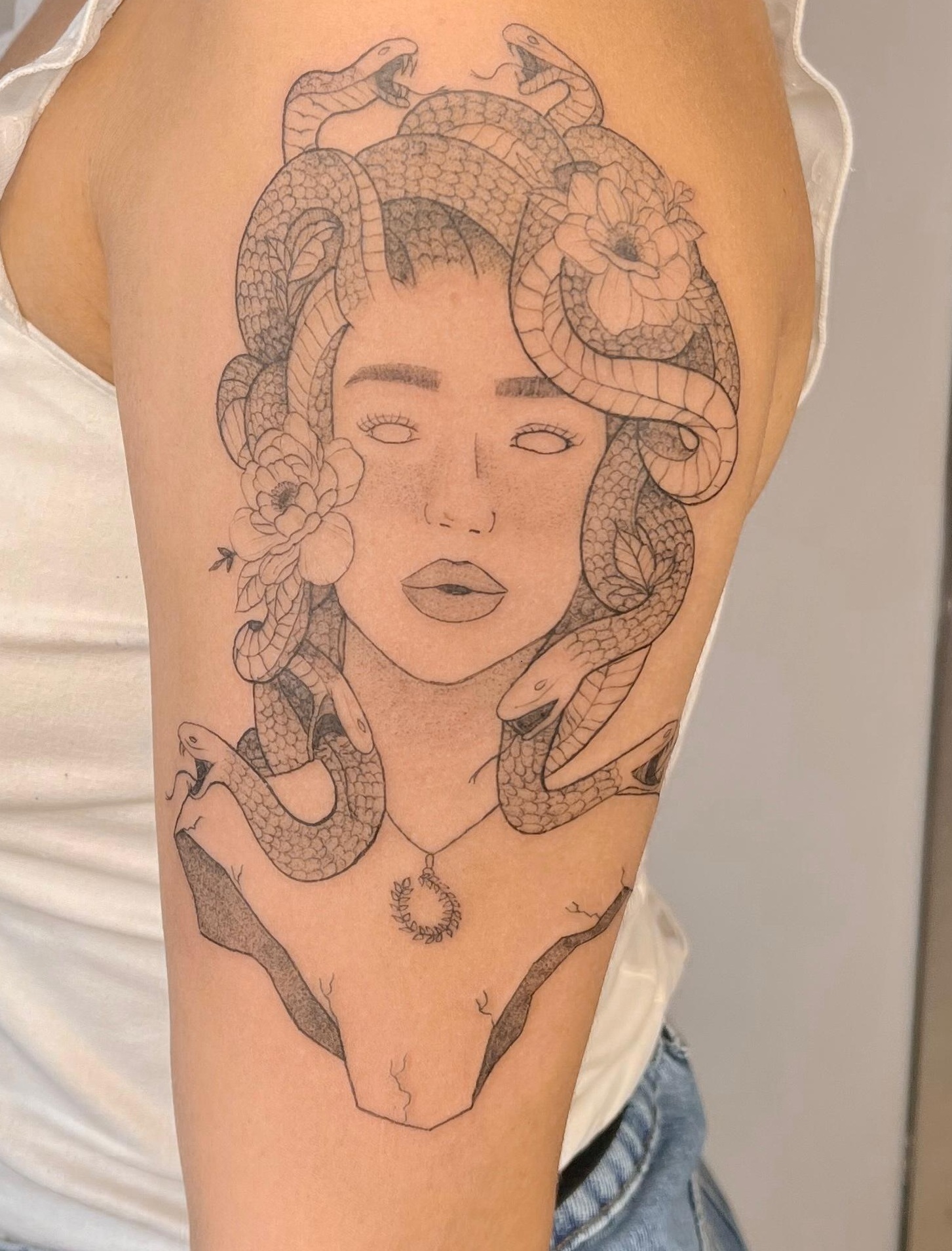Tatuagem de Medusa em estilo fine line