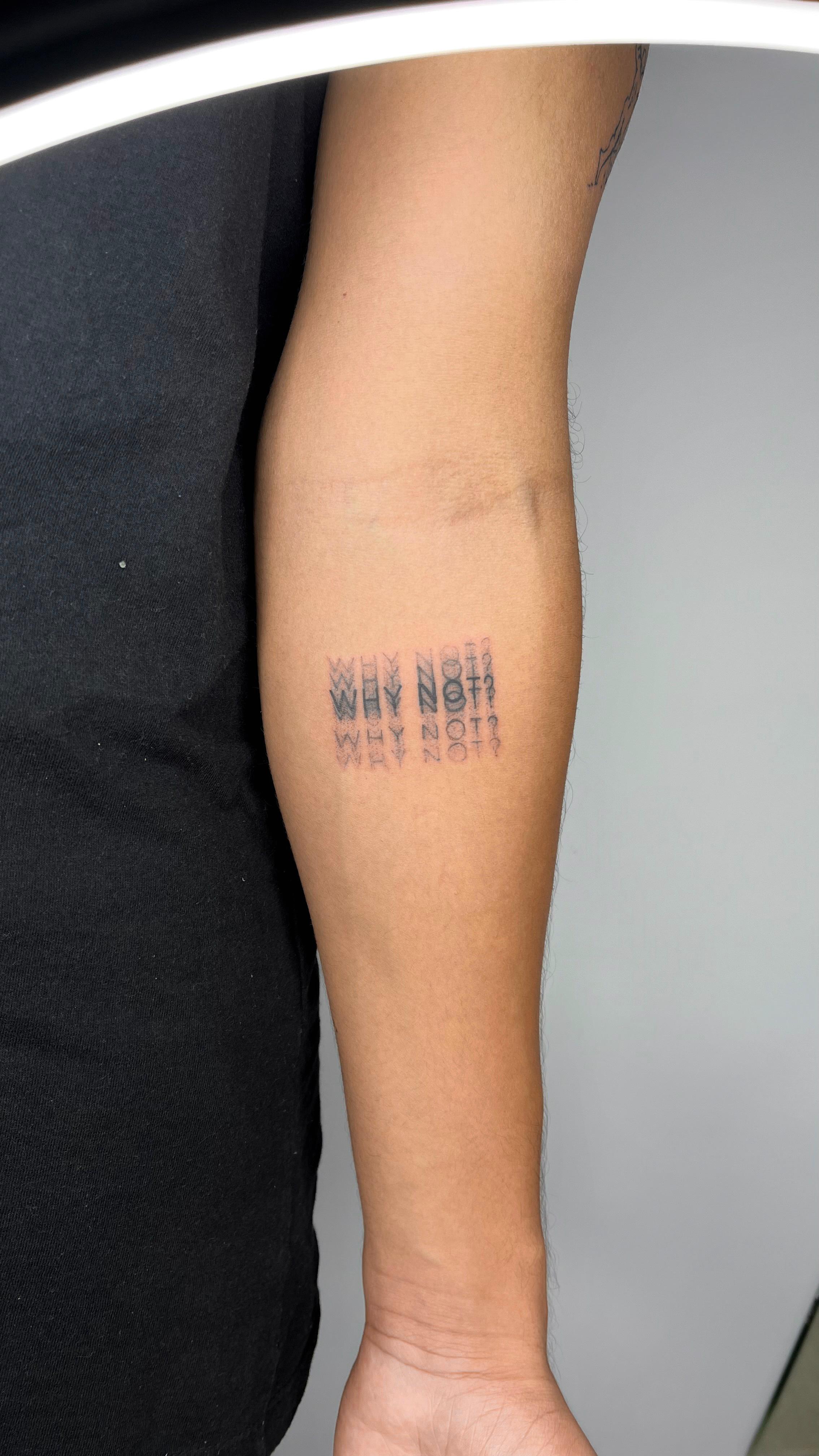 Tatuagem lettering Why Not?
